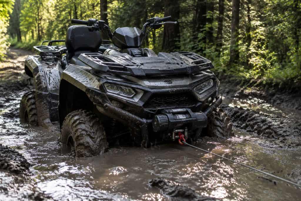 Лебёдка на квадроцикле ATV в грязи на бездорожье — Custom's Tuning, Тюмень