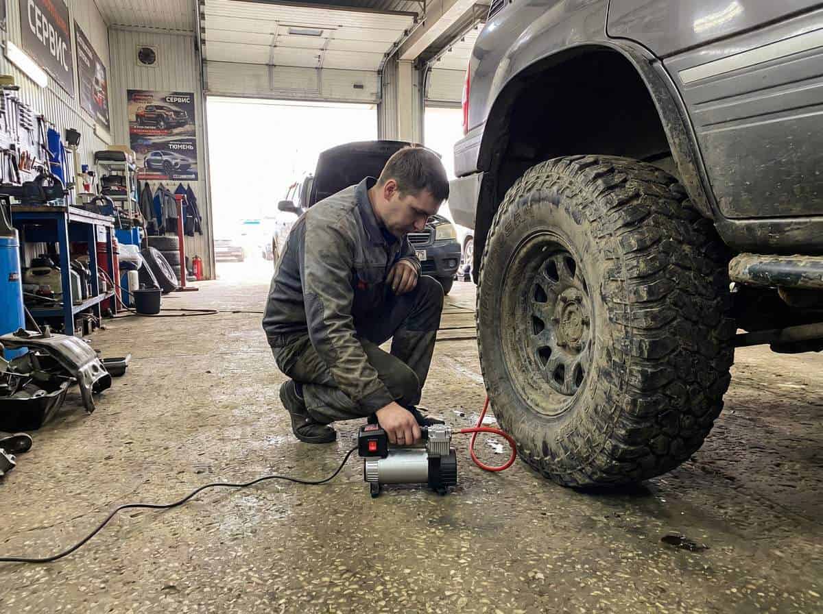 Подкачка внедорожной шины портативным компрессором 12V в мастерской — Custom's Tuning, Тюмень