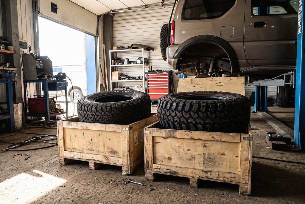 Две коробки с шинами AT и MT у внедорожника в мастерской — Custom's Tuning, Тюмень