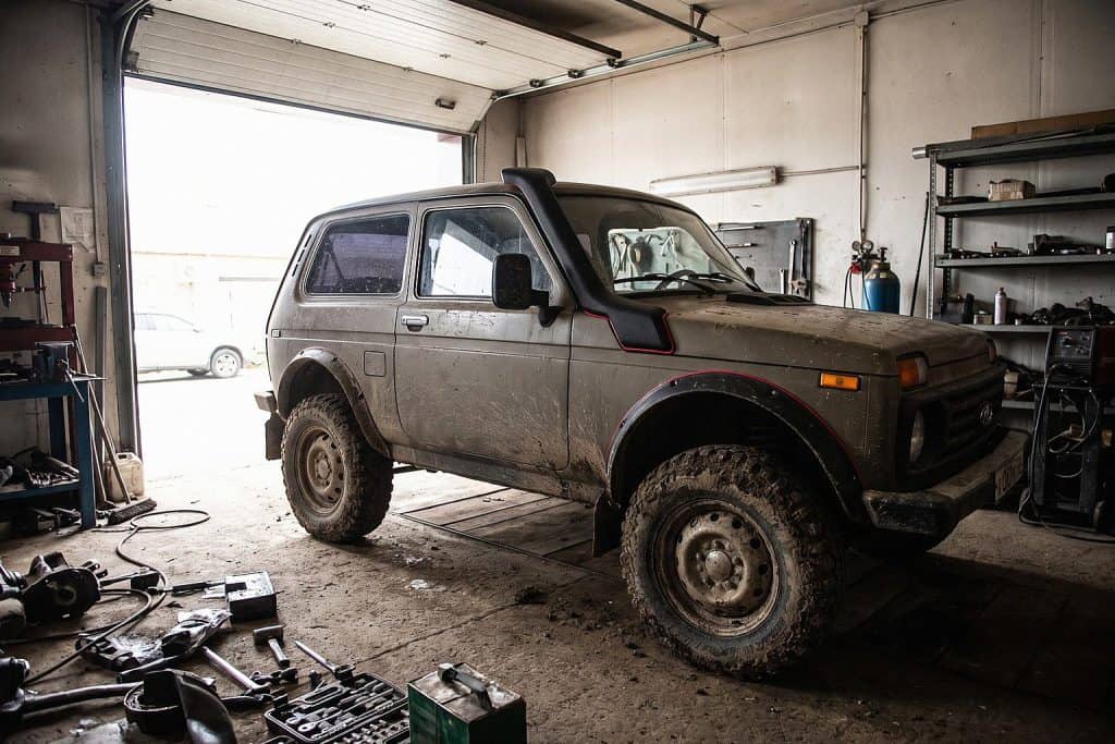 Нива / Chevrolet-Niva со шноркелем у мастерской — Custom's Tuning, Тюмень