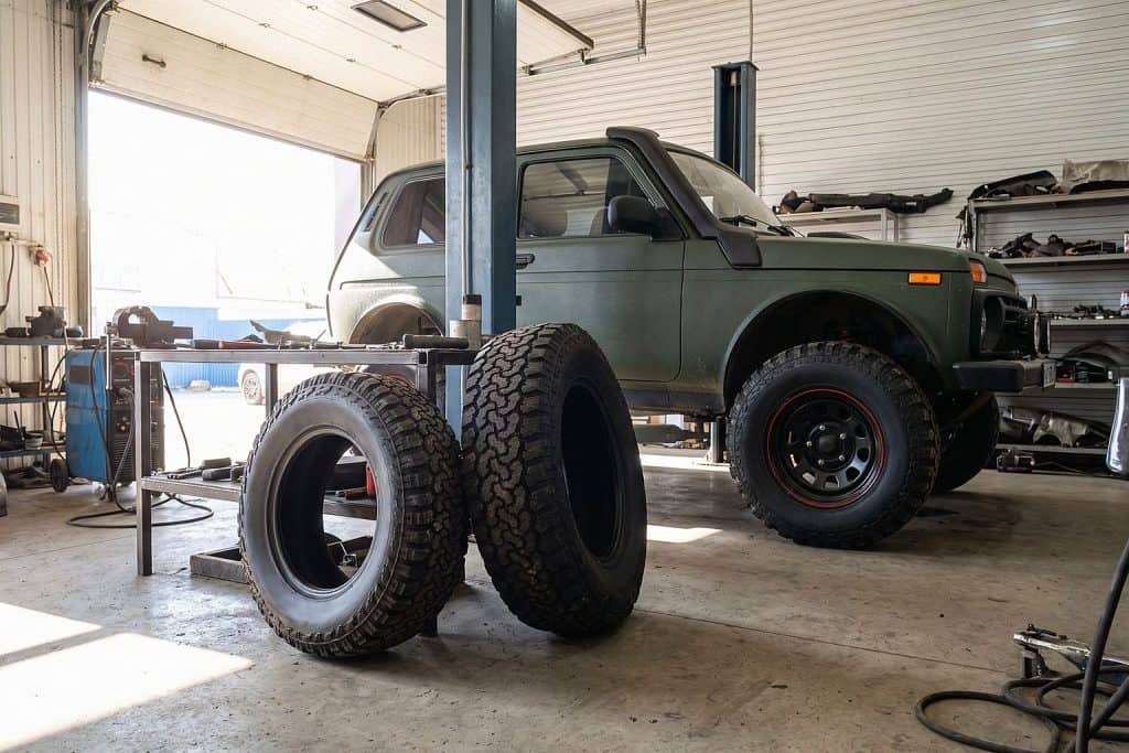 Внедорожник и две AT-шины разного диаметра в мастерской — Custom's Tuning, Тюмень