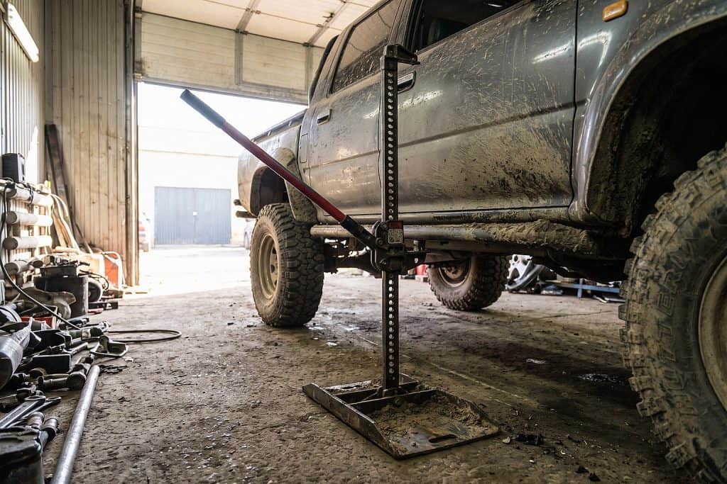 Реечный домкрат Hi-Lift на подставке Base у рамы 4×4 в мастерской — Custom's Tuning, Тюмень