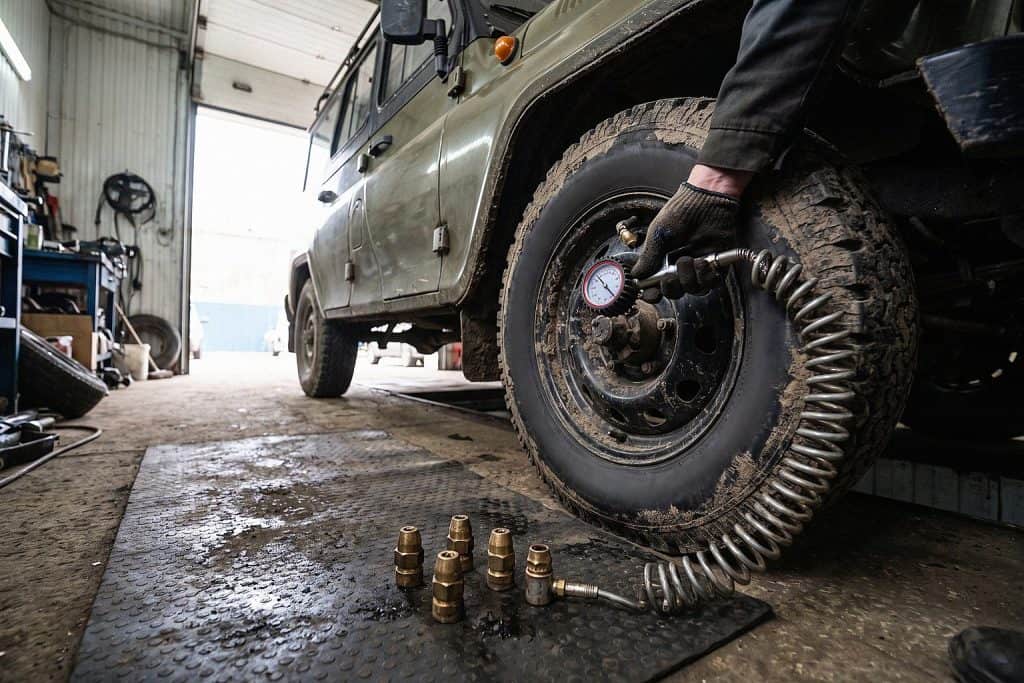 Дефлятор с манометром у колеса внедорожника в мастерской — Custom's Tuning, Тюмень