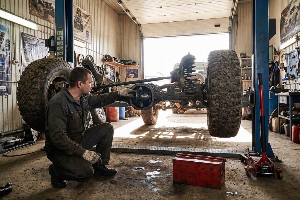 Внедорожник УАЗ в мастерской — механизм блокировки дифференциала — Custom's Tuning, Тюмень