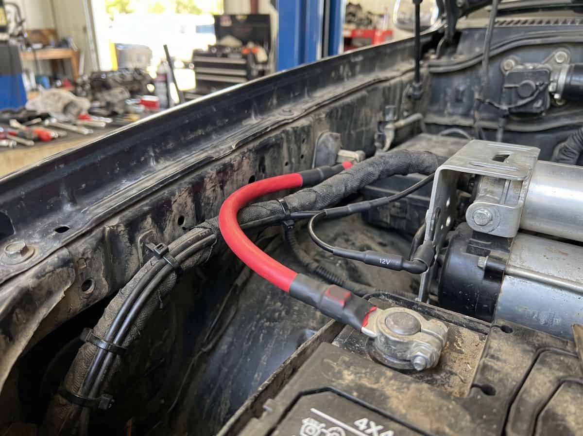 Подключение кабеля питания компрессора 12V к аккумулятору в моторном отсеке — Custom's Tuning, Тюмень