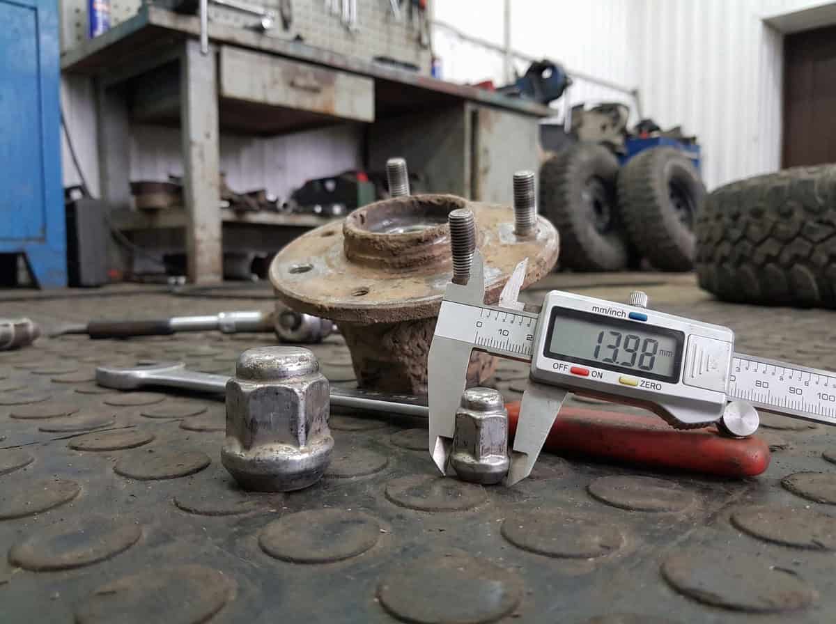 Сравнение колесных гаек M14 и M12 с штангенциркулем в мастерской — Custom's Tuning, Тюмень