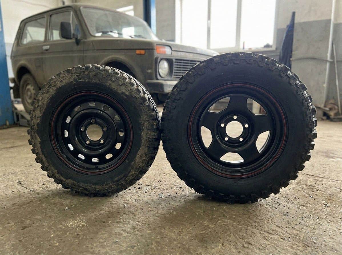 Два стальных диска R15 и R16 рядом на полу мастерской — Custom's Tuning, Тюмень
