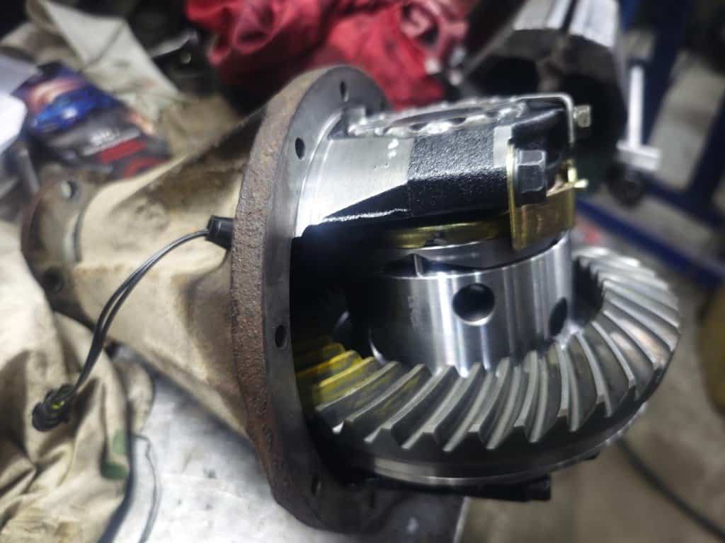 Корпус редуктора Prado 120 с HF ET132, выводом привода и жёлтой краской на зубьях — Custom's Tuning, Тюмень