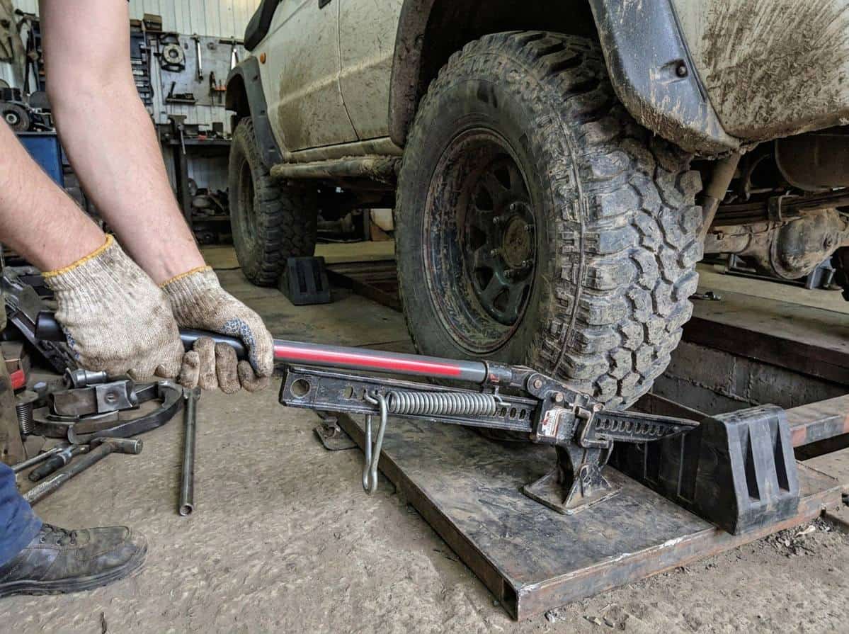 Подъём рукояткой реечного домкрата у внедорожника в мастерской — Custom's Tuning, Тюмень