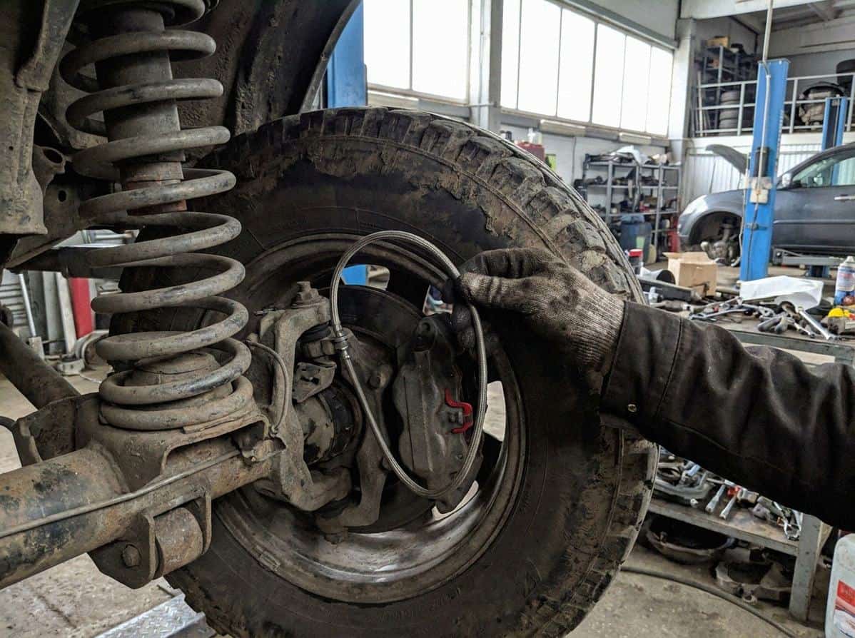 Проверка укладки армированного тормозного шланга у суппорта — Custom's Tuning, Тюмень