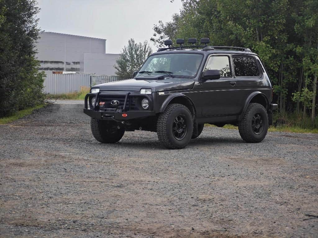 Нива Legend с бампером OJeep и лебёдкой FOX у мастерской — Custom's Tuning, Тюмень