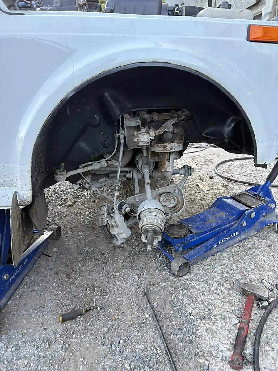 передняя подвеска без колеса, работа на яме — Custom's Tuning, Тюмень