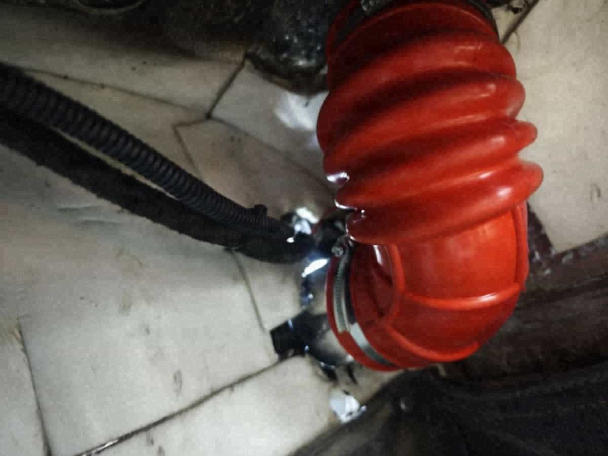 Красная гофра шноркеля через моторный щит УАЗ «Барс» — Custom's Tuning, Тюмень
