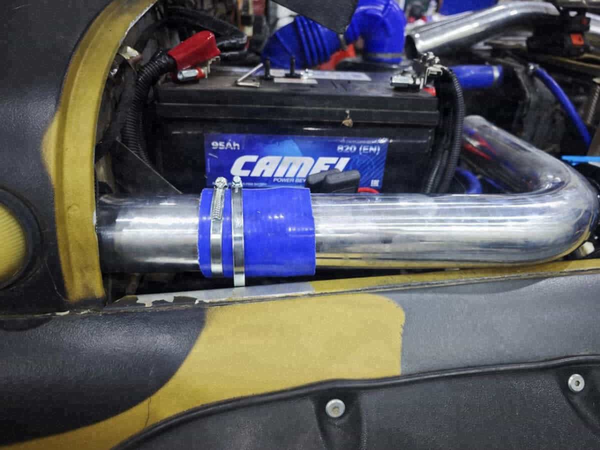 Алюминиевая труба и синий рукав воздуховода в моторном отсеке УАЗ «Барс» — Custom's Tuning, Тюмень