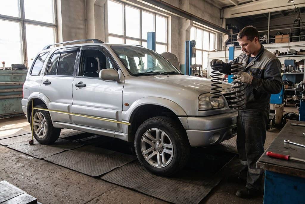 Пружины лифта на Suzuki Grand Vitara в мастерской — Custom's Tuning, Тюмень