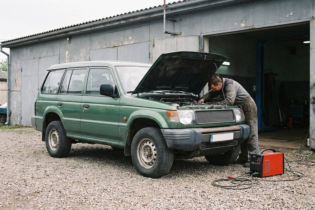 Силовой бампер и рамный Mitsubishi Pajero 3 на парковке мастерской — Custom's Tuning, Тюмень
