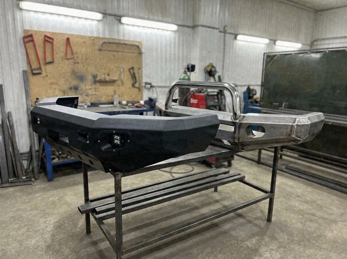 Два передних силовых бампера на Prado 120 на стенде в мастерской — Custom's Tuning, Тюмень