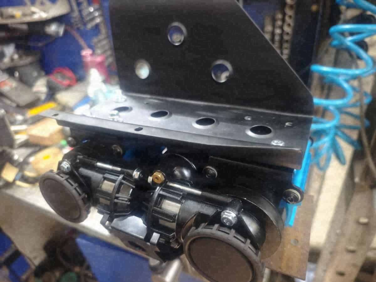 Двухпоршневой HF-компрессор на самодельном кронштейне в моторном отсеке — Custom's Tuning, Тюмень