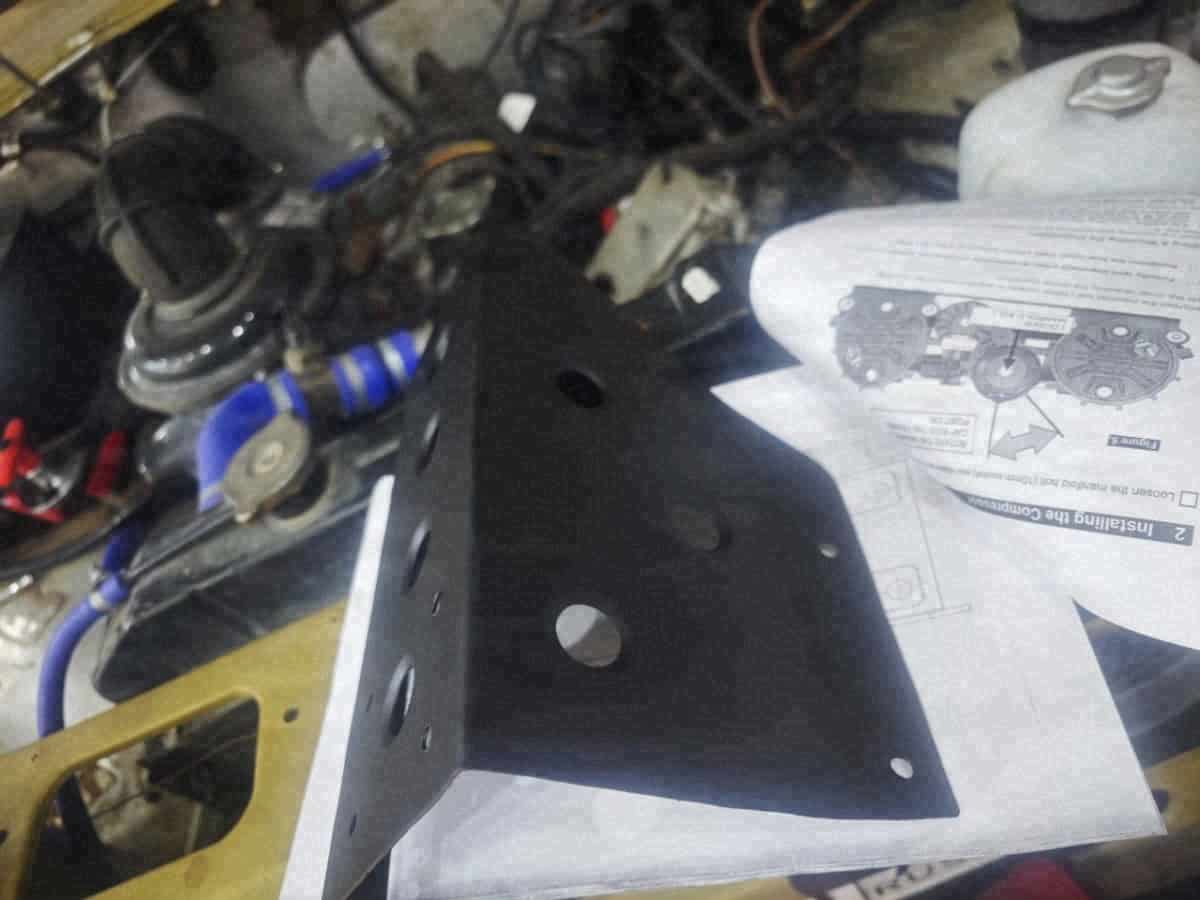 Самодельный кронштейн для HF-компрессора на инструкции в моторном отсеке УАЗ — Custom's Tuning, Тюмень