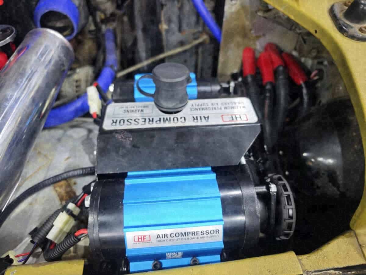 Установленный HF-компрессор 12 В в моторном отсеке УАЗ Барс — Custom's Tuning, Тюмень