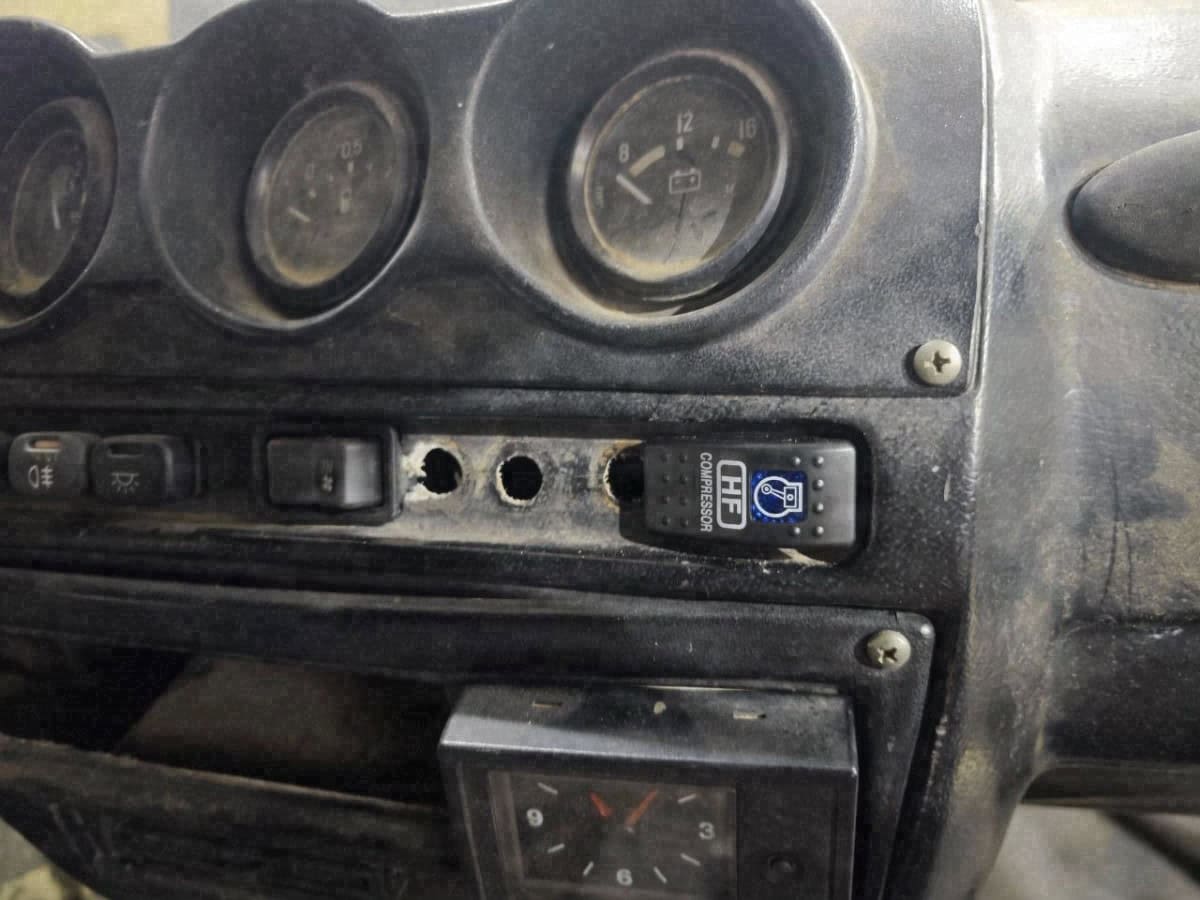 Переключатель HF COMPRESSOR на панели УАЗ Барс — Custom's Tuning, Тюмень