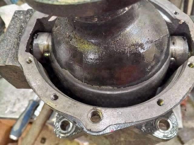 Поворотный кулак разобран: шар ШОПК и шкворни в корпусе — Custom's Tuning