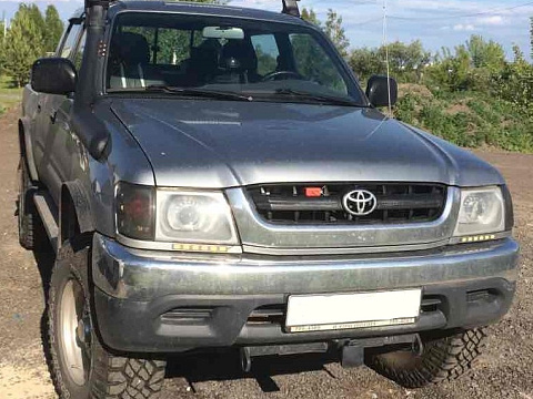 Toyota Hilux: лифт кузова, расширители, силовые розетки, пороги, ТСУ