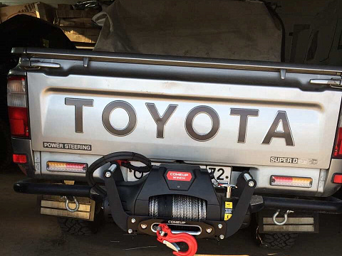Toyota Hilux: лифт кузова, расширители, силовые розетки, пороги, ТСУ