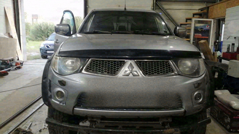 Mitsubishi L200 перед лифтом подвески в мастерской — Custom's Tuning, Тюмень