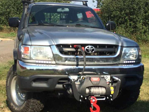 Toyota Hilux: лифт кузова, расширители, силовые розетки, пороги, ТСУ